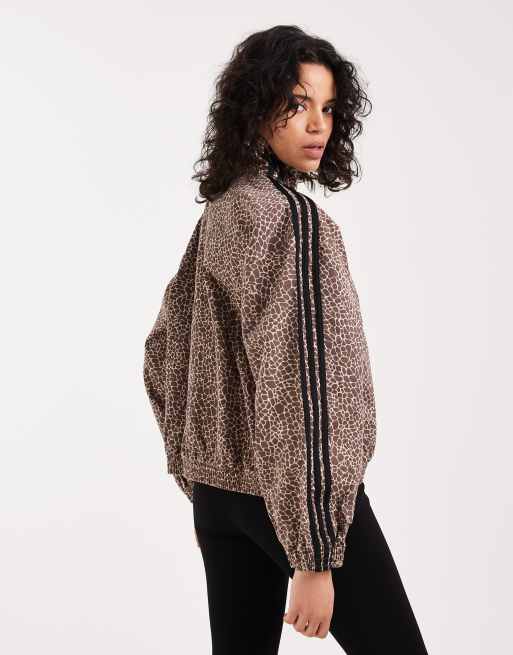 adidas Originals – Firebird – Oversize-Trainingsoberteil mit Leopardenmuster, 4 von 4