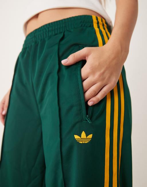 adidas Originals Firebird Pantaloni della tuta ampi verdi ASOS - Main Image