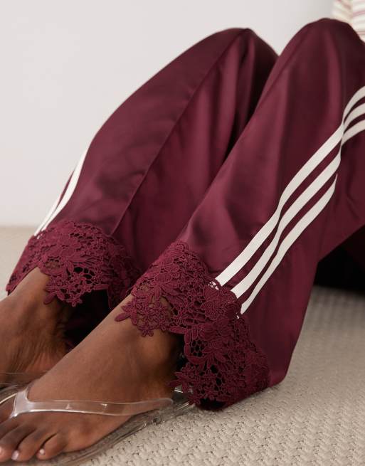 adidas Originals – Firebird – Satin-Trainingshose in Burgunderrot mit Spitzensaum, 3 von 5