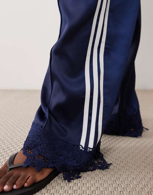 adidas Originals – Firebird – Satin-Trainingshose in Marineblau mit Spitzensaum, 3 von 5