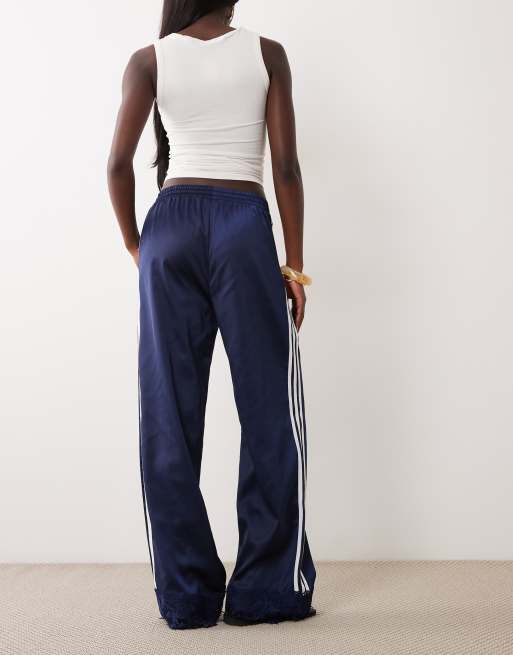 adidas Originals – Firebird – Satin-Trainingshose in Marineblau mit Spitzensaum, 4 von 5