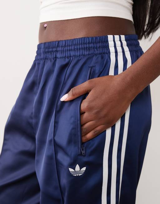 adidas Originals – Firebird – Satin-Trainingshose in Marineblau mit Spitzensaum, 5 von 5
