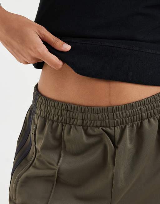 adidas Originals Firebird Shorts in Dunkelkhaki, 3 von 5