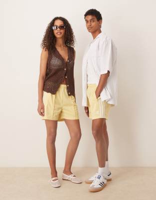 adidas Originals - Firebird - Shorts in Gelb