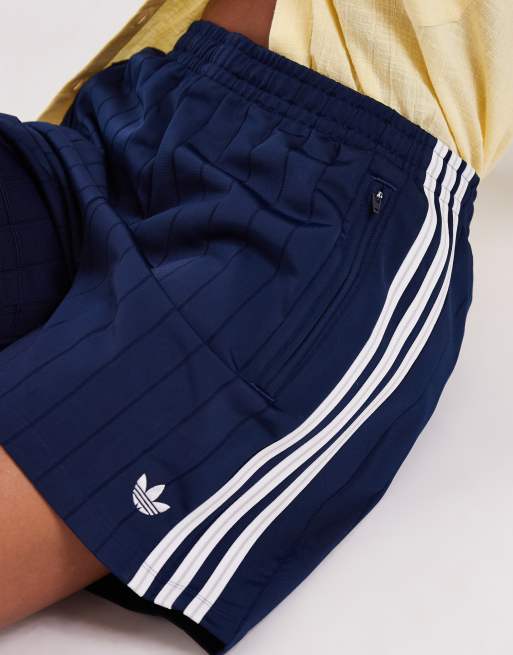 adidas Originals Firebird Shorts in Marineblau mit Nadelstreifen, 3 von 5
