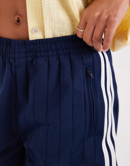 adidas Originals Firebird Shorts in Marineblau mit Nadelstreifen, 4 von 5