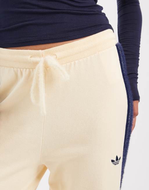 adidas Originals Firebird Strick-Trainingshose in Cremeweiß, 4 von 5
