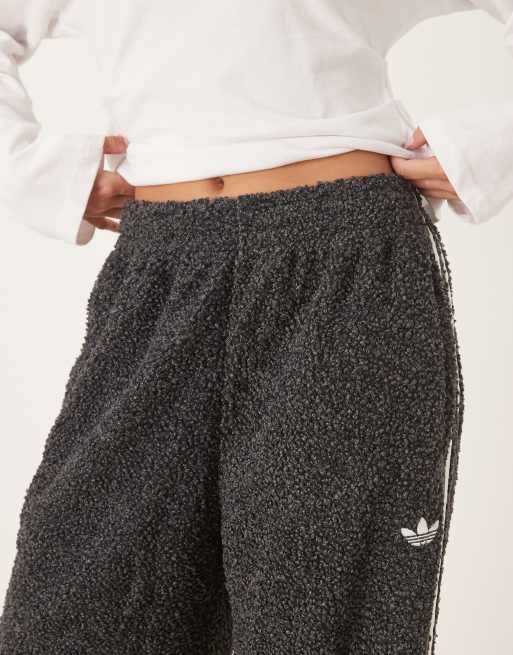adidas Originals – Firebird – Trainingshose aus Bouclé in Schwarz, 3 von 5