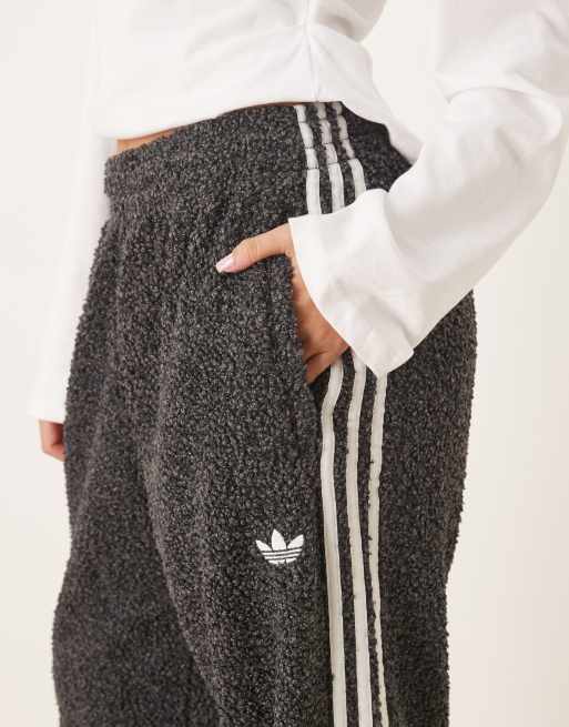 adidas Originals – Firebird – Trainingshose aus Bouclé in Schwarz, 4 von 5