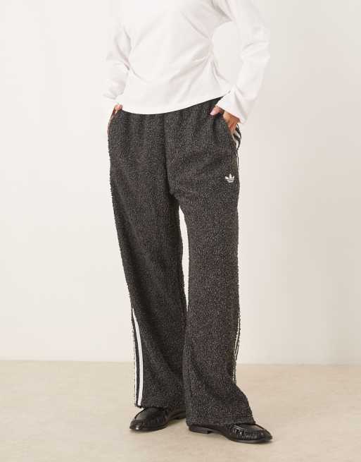 adidas Originals – Firebird – Trainingshose aus Bouclé in Schwarz, 5 von 5