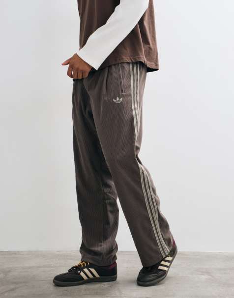 adidas Originals Firebird Trainingshose aus Cord in dunklem Khaki - view 1