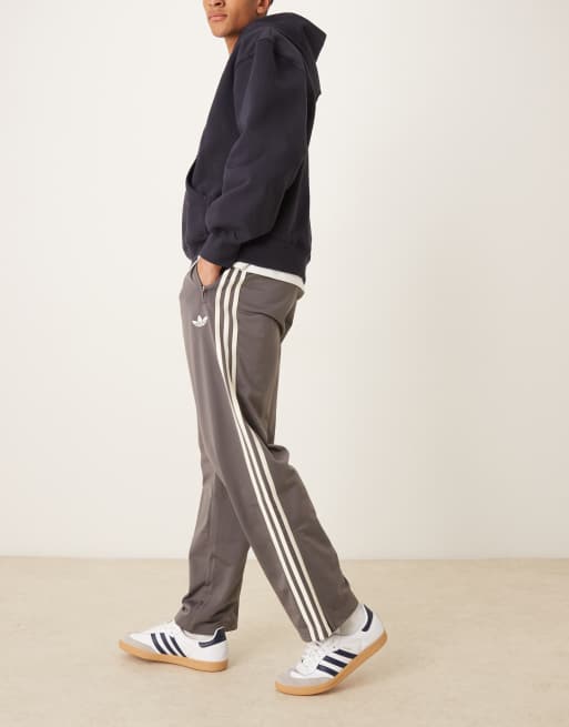 adidas Originals – Firebird – Trainingshose in Anthrazit und Cremeweiß, 2 von 5