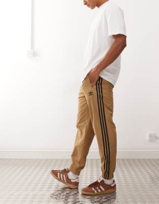 adidas Originals – Firebird – Trainingshose in Braun und Schwarz - view 1