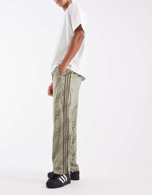 adidas Originals Firebird Trainingshose in Khaki mit Monogramm, 2 von 5