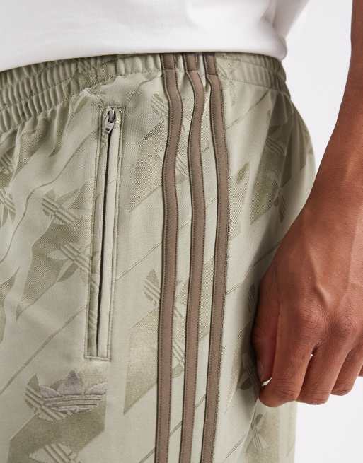 adidas Originals Firebird Trainingshose in Khaki mit Monogramm, 5 von 5