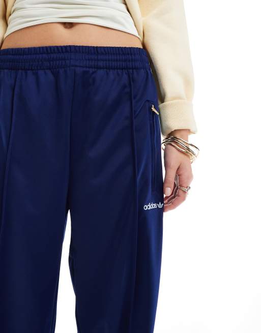 adidas Originals – Firebird – Trainingshose in Marineblau mit Aufnäher, 3 von 5