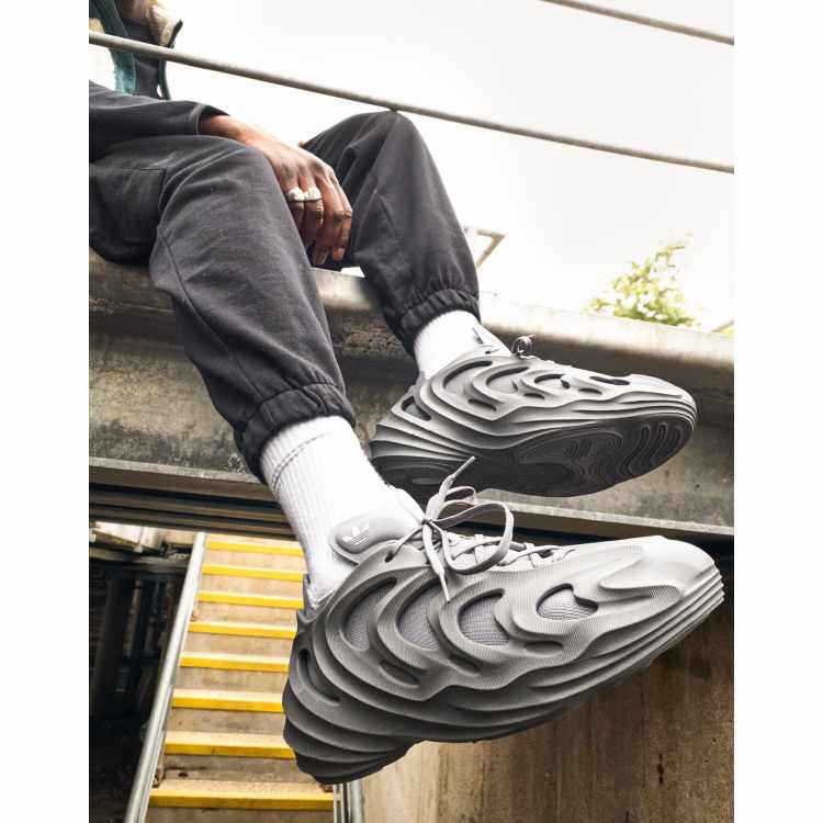 escalera mecánica Megalópolis Amanecer adidas Originals FOM Quake trainers in gray | ASOS