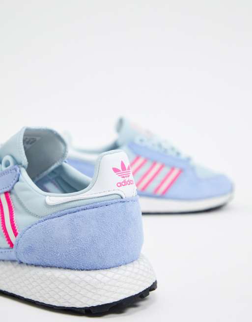 adidas Originals Forest Grove Sneakers in blauw met roze