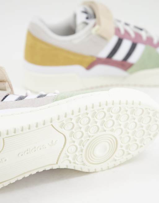 adidas Originals - Forum 84 - Lage sneakers in gebroken wit met gekleurde  details | ASOS