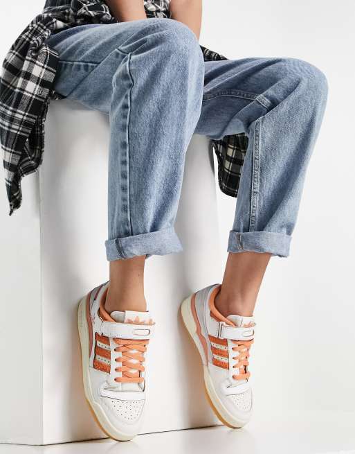 adidas Originals - Forum 84 - Lage sneakers in wit met details in gebrand  oranje kleur | ASOS