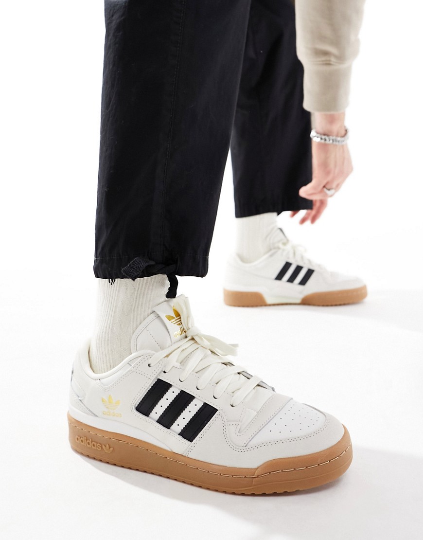 adidas Originals Forum 84 low trainers in white with gum sole