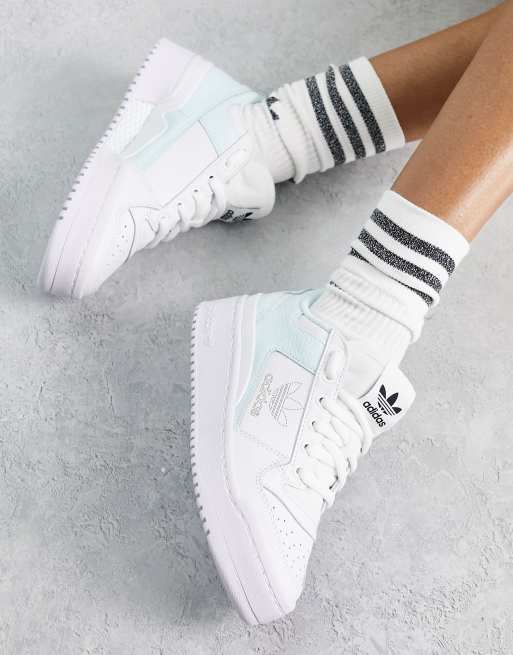 adidas Originals – Forum Bold – Vita träningsskor med ljusblå detaljer