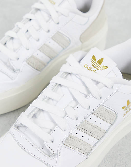 adidas Originals – Forum Bonega – Sneaker mit flacher Plateausohle in  gebrochenem Weiß | ASOS
