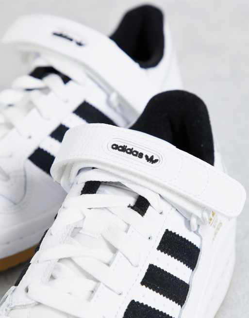 adidas Originals Forum Lage sneakers in wit met zwarte strepen en rubberen zool