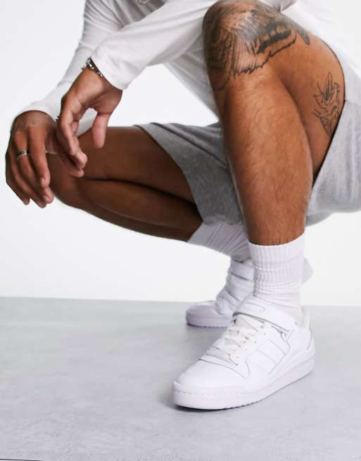 adidas Originals – Forum Low – Sneaker in Dreifach-Weiß | ASOS