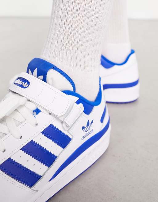 adidas Originals – Forum Low – Sneaker in Weiß und Blau | ASOS