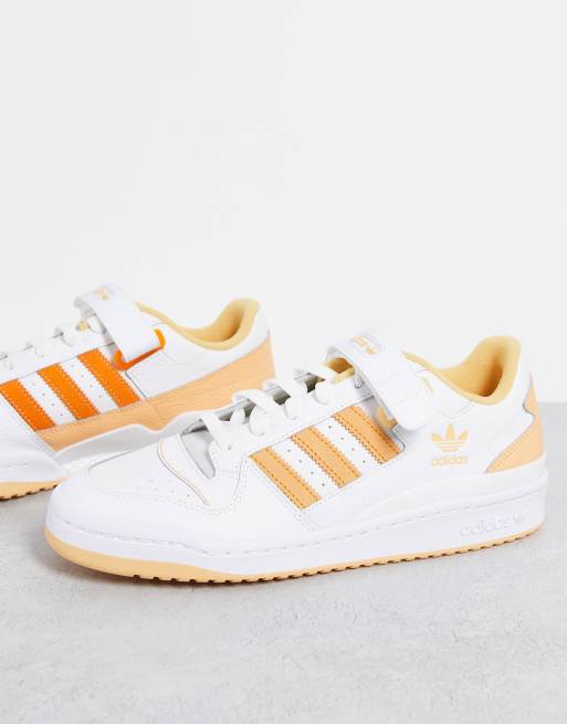 Estrecho Leve sangre adidas Originals Forum low sneakers in white with alternating orange  stripes | ASOS