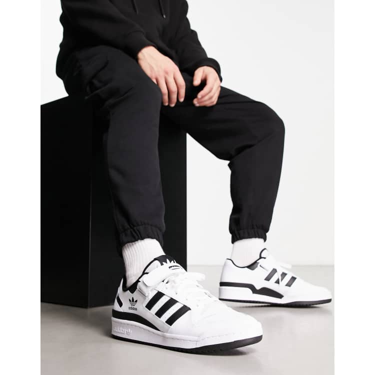 de sneeuw Slip schoenen Vluchtig adidas Originals - Forum Low - Sneakers in wit en zwart | ASOS