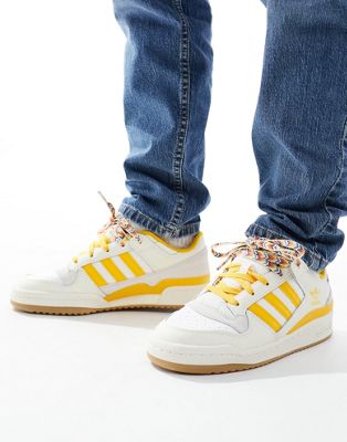 adidas Originals Forum Low trainers in white/yellow with gum sole-Black