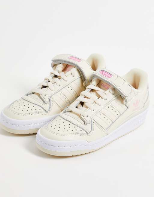 adidas Originals – Forum – Naturvita sneakers med låga skaft och rosa detaljer