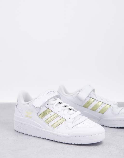 adidas Originals – Forum – Vita sneakers med låga skaft och guldfärgade ränder