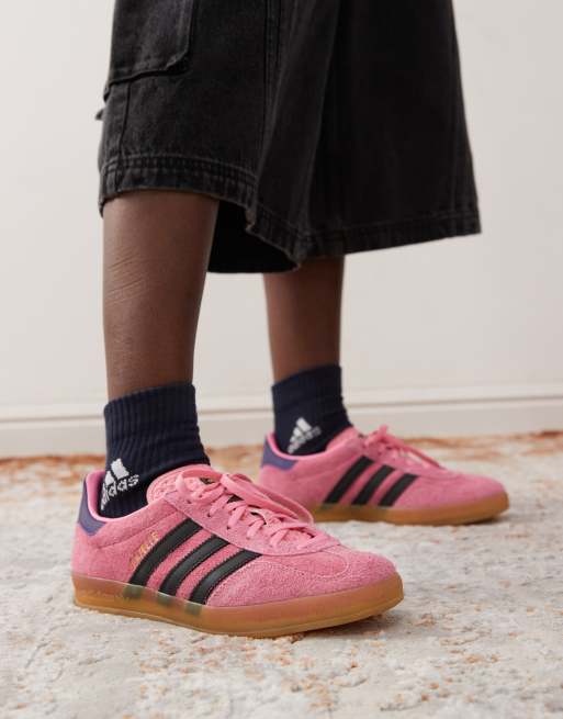 adidas Originals Gazelle Baskets d interieur avec semelle en caoutchouc Rose et noir ASOS