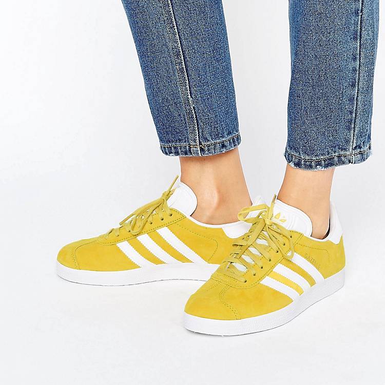 Желтые кроссовки адидас. Adidas Gazelle женские желтые. Adidas Originals Gazelle женские. Адидас ориджинал кроссовки желтые. Adidas Gazelle замшевые.
