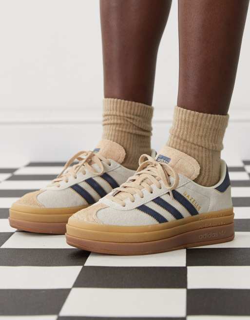 adidas Originals Gazelle Bold Baskets a plateforme Creme et bleu marine Exclusivite ASOS