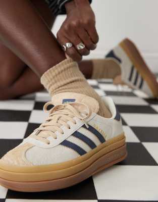 adidas Originals - Gazelle Bold - Sneaker in Creme und Marineblau mit Plateausohle-Weiß