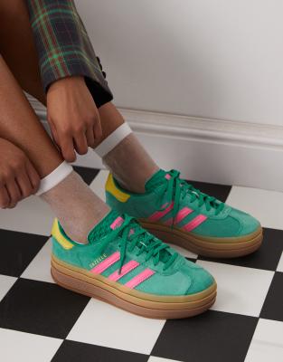 adidas Originals - Gazelle Bold - Sneaker in Grün und Rosa mit flacher Plateausohle