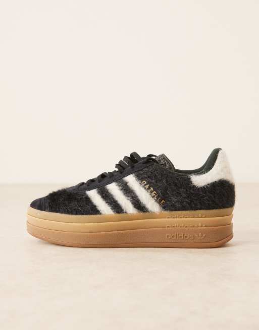 adidas Originals – Gazelle Bold – Sneaker mit flauschigem Obermaterial in Schwarz und Weiß, 2 von 5