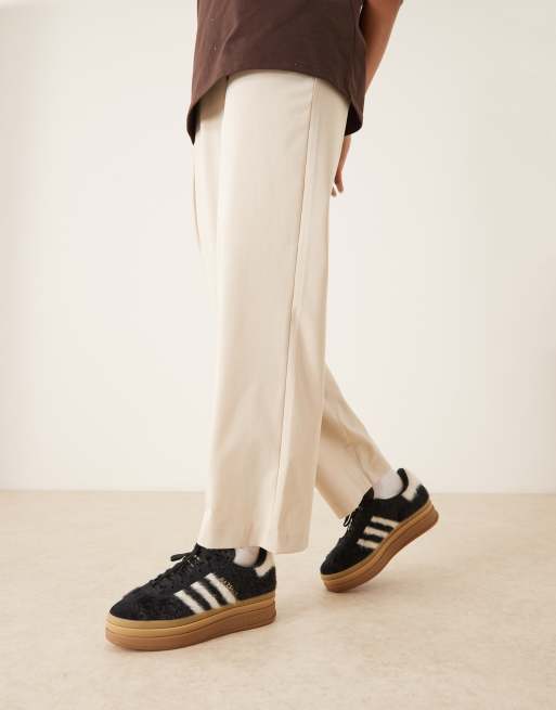 adidas Originals – Gazelle Bold – Sneaker mit flauschigem Obermaterial in Schwarz und Weiß, 3 von 5