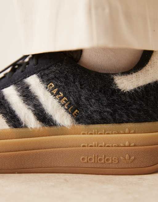 adidas Originals – Gazelle Bold – Sneaker mit flauschigem Obermaterial in Schwarz und Weiß, 4 von 5