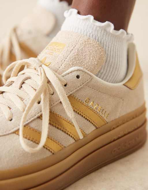 adidas Originals – Gazelle Bold – Sneaker Wollweiß mit Streifen in Metallic-Gold, 3 von 5