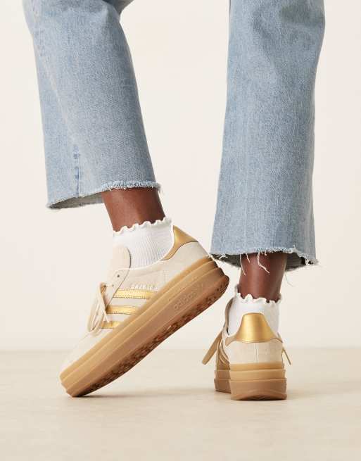 adidas Originals – Gazelle Bold – Sneaker Wollweiß mit Streifen in Metallic-Gold, 4 von 5