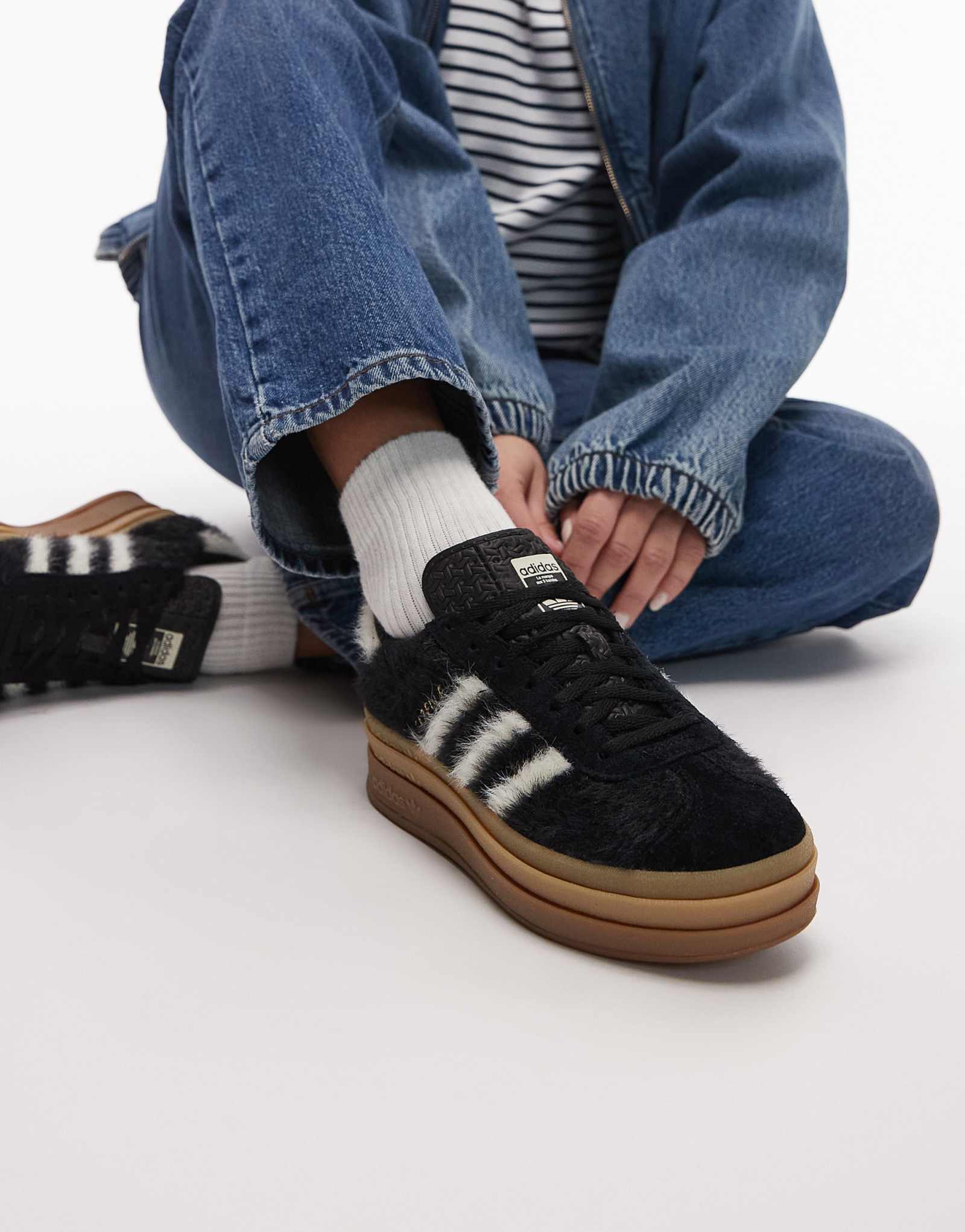 кроссовки adidas Originals Gazelle Bold в пушистых черно-белых тонах