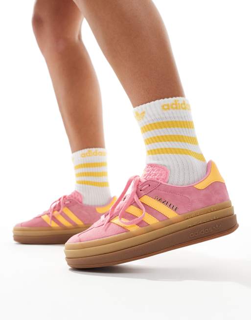 adidas Originals Gazelle Bold Sneakers in roze en geel met rubberen zool