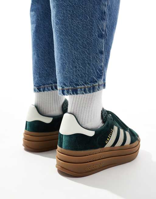 adidas Originals Gazelle Bold Sneakers in velluto verde scuro e color stucco