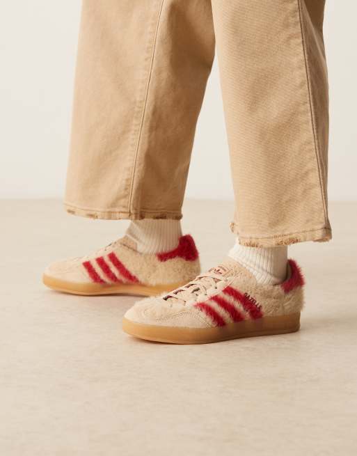 adidas Originals - Gazelle Indoor - Beige og røde sneakers med lodden finish