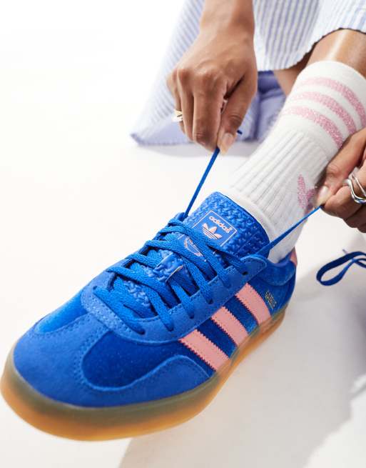 adidas Originals Gazelle Indoor Sneaker aus blauem und rosa Samt ASOS